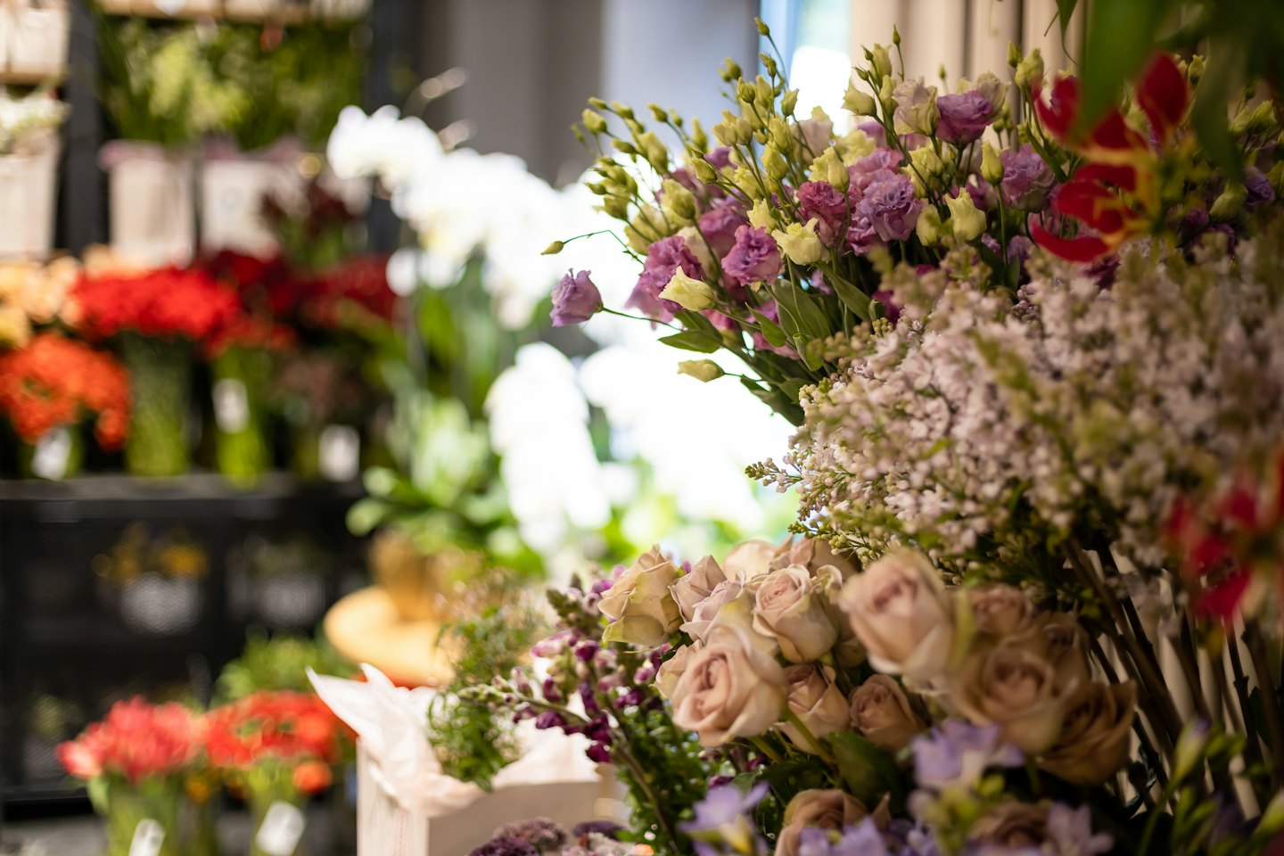 Rosa rosor, lisianthus och brudslöja i en blomsterbutik.